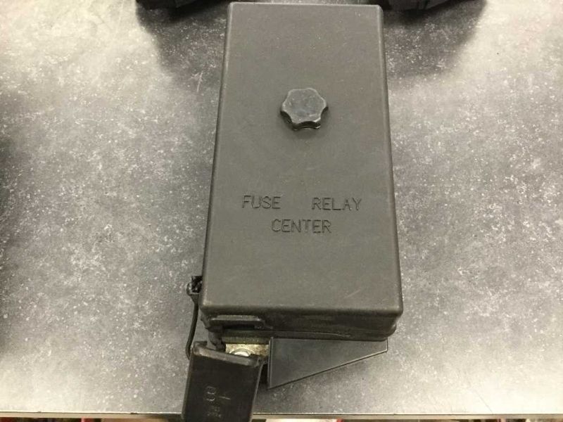 03 04 CHEVY CORVETTE UNDERHOOD FUSE BOX ENGINE GM 10316193 OEM 9538